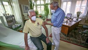 Heinz Suhling erhält als erster Patient von seinem Hausarzt Andreas Lohrmann die Corona-Impfung. Foto: Roberto Bulgrin