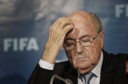 Laut dem persönlichen Berater von Joseph Blatter (Foto) fordert die Ethikkommission eine 90-tägige Freistellung des Fußball-Weltverbandspräsidenten Foto: AP