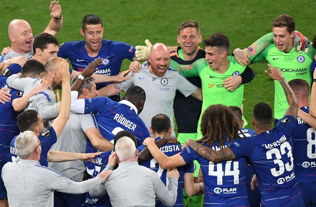 Die Blues feiern nach dem Sieg gegen Arsenal den Gewinn der Europa League. Foto: AFP