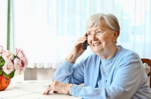 In  Telefonaten hören Ehrenamtliche, die vom Malteser Hilfsdienst ausgebildet werden, zu und nehmen auch Anteil am Alltag der älteren Menschen. Foto: Tegetmeyer/Malteser (z)