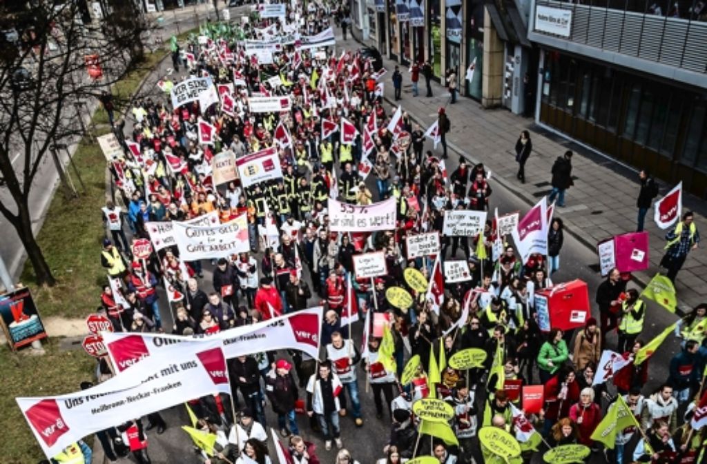 Fahnenmeer in der City: Die Demonstranten des Warnstreiks in Stuttgart ziehen zum Neuen Schloss Foto: Lichtgut/Leif Piechowski