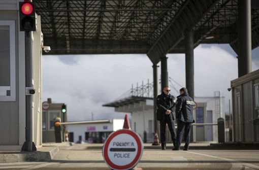 Vor dem Hintergrund anhaltender Spannungen ums Kosovo hat die Führung in Pristina den wichtigsten Grenzübergang nach Serbien nahe der Stadt Podujevo gesperrt. Foto: dpa/Visar Kryeziu