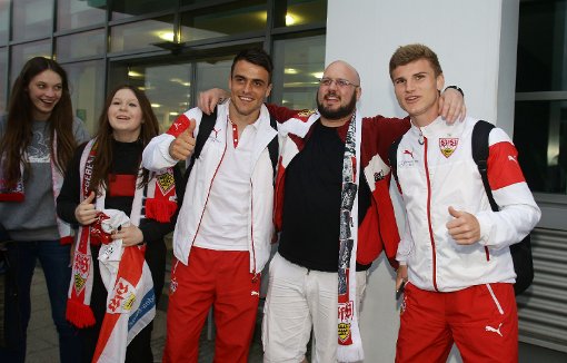 Die VfB-Profis bei der Ankunft am Flughafen Stuttgart. Filip Kostic (Mitte) und Timo Werner (rechts) nehmen sich Zeit für die Fans. Foto: Pressefoto Baumann