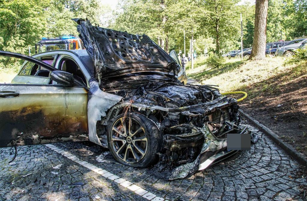 Der Mercedes brannte komplett aus.