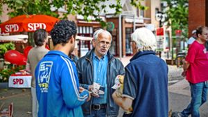 Michael Jantzer im Gespräch mit Wählern am Ostendplatz Foto: Lichtgut/Julian Rettig