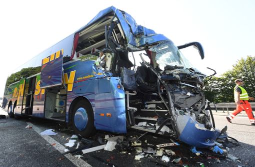 Der vordere Bereich des Busses ist bei dem Unfall völlig zerstört worden. Foto: dpa