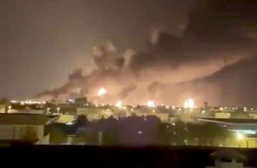 Drohnen haben Saudi-Arabiens größte Ölraffinerie in Abkaik attackiert und in Brand gesetzt. Foto: dpa