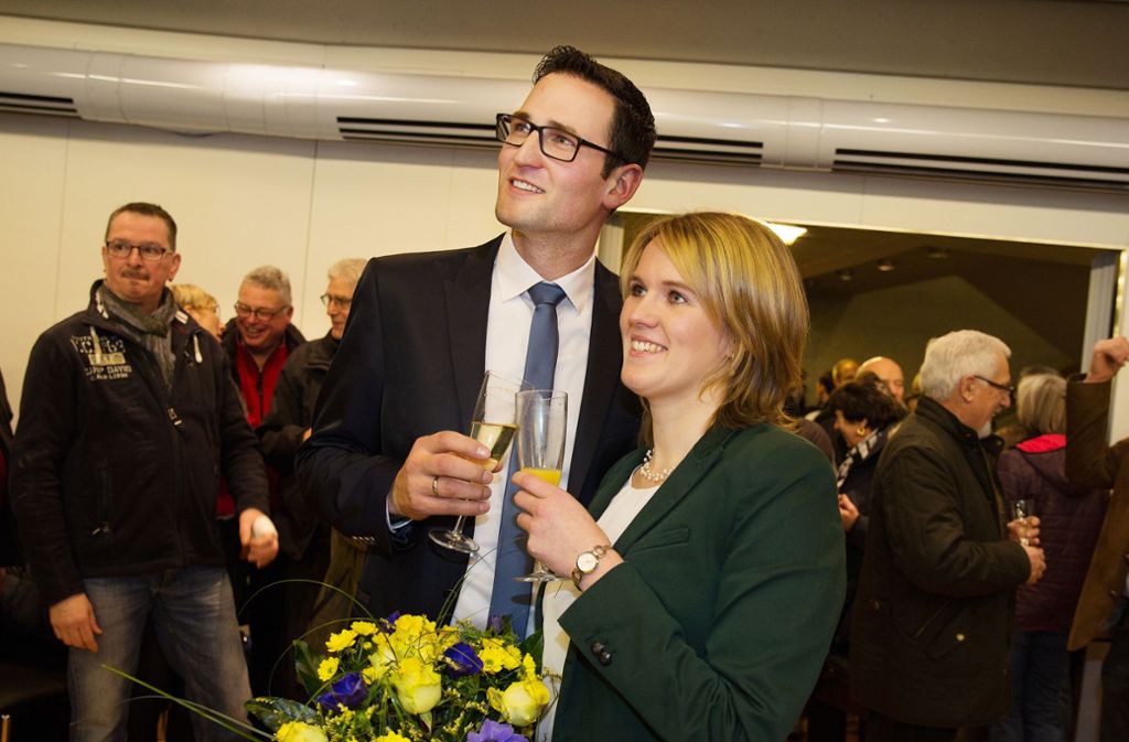 Ein Prosit auf den Wahlsieg: Ralf Barth, hier mit seiner Ehefrau Martina Brosi-Barth, hat gleich im ersten Wahlgang den Chefsessel im Denkendorfer Rathaus erobert. Foto: Ines Rudel