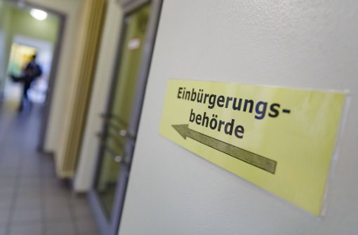 Über 19.000 Menschen haben sich 2019 in Baden-Württemberg einbürgern lassen. Foto: imago/photothek/Thomas Trutschel/photothek.net