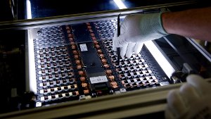 Ein Mitarbeiter der Daimler-Tochter Deutsche Accumotive arbeitet in der Produktion in Kamenz (Sachsen) an einer Zelle. Foto: dpa