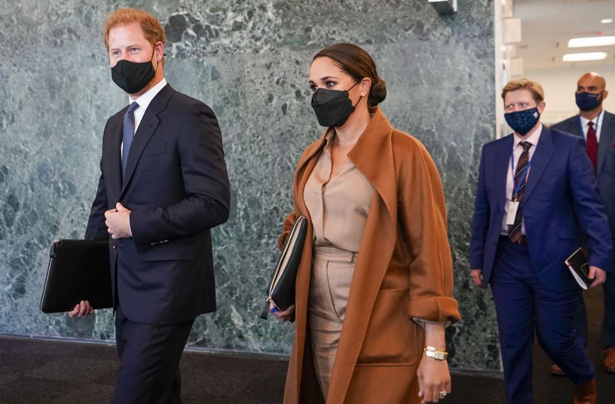 ... heute: Feine Bluse, Stoffhose und ein superedler Mantel – alles in klassischem Camel. Herzogin Meghan businesslike beim Besuch der UN-Vollversammlung.