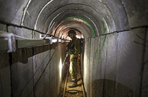 Ein israelischer Armee-Offizier zeigt Journalisten einen der Tunnel im Grenzgebiet Foto: dpa
