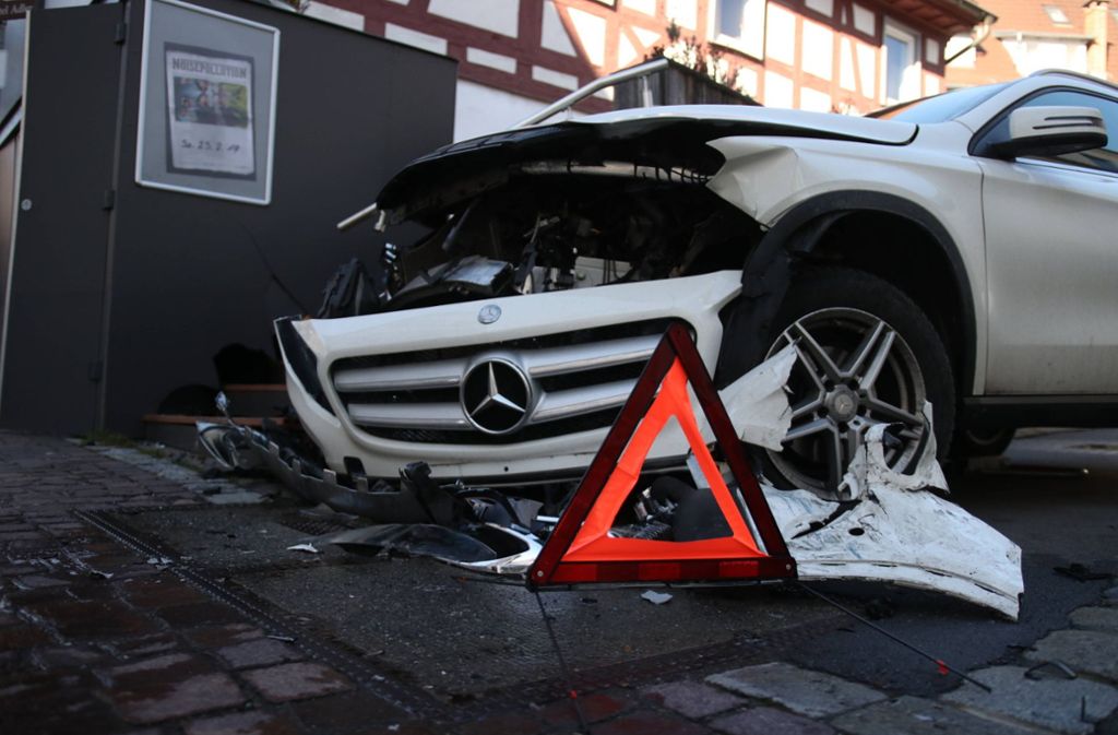 Ein 86-Jähriger rammte in Waiblingen mit seinem Mercedes einen geparkten Mercedes GLA.