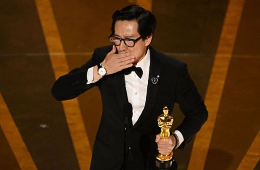 Komplett überwältigt: Ke Huy Quan kämpfte jahrelang im Job. Jetzt hat er einen Oscar. Foto: AFP/PATRICK T. FALLON