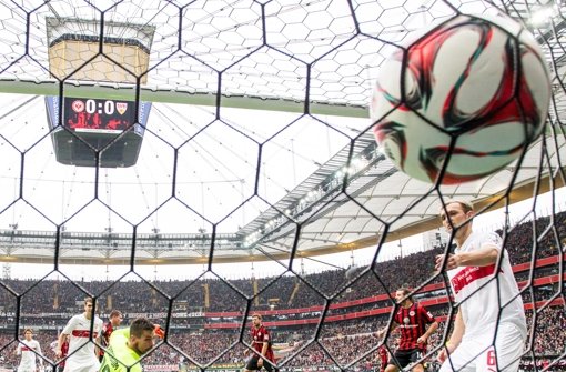 Der Ball zappelt im Netz. Beim 5:4-Erfolg des VfB Stuttgart bei Eintracht Frankfurt regiert das Spektakel. Foto: Bongarts