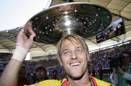 Torhüter sind eine eigenwillige Spiezies im Fußball-Gewerbe: Timo Hildebrand erbrobt nach dem Titelgewinn 2007, ob die Meisterschale auch zur Kopfbedeckung taugt. Foto: dpa