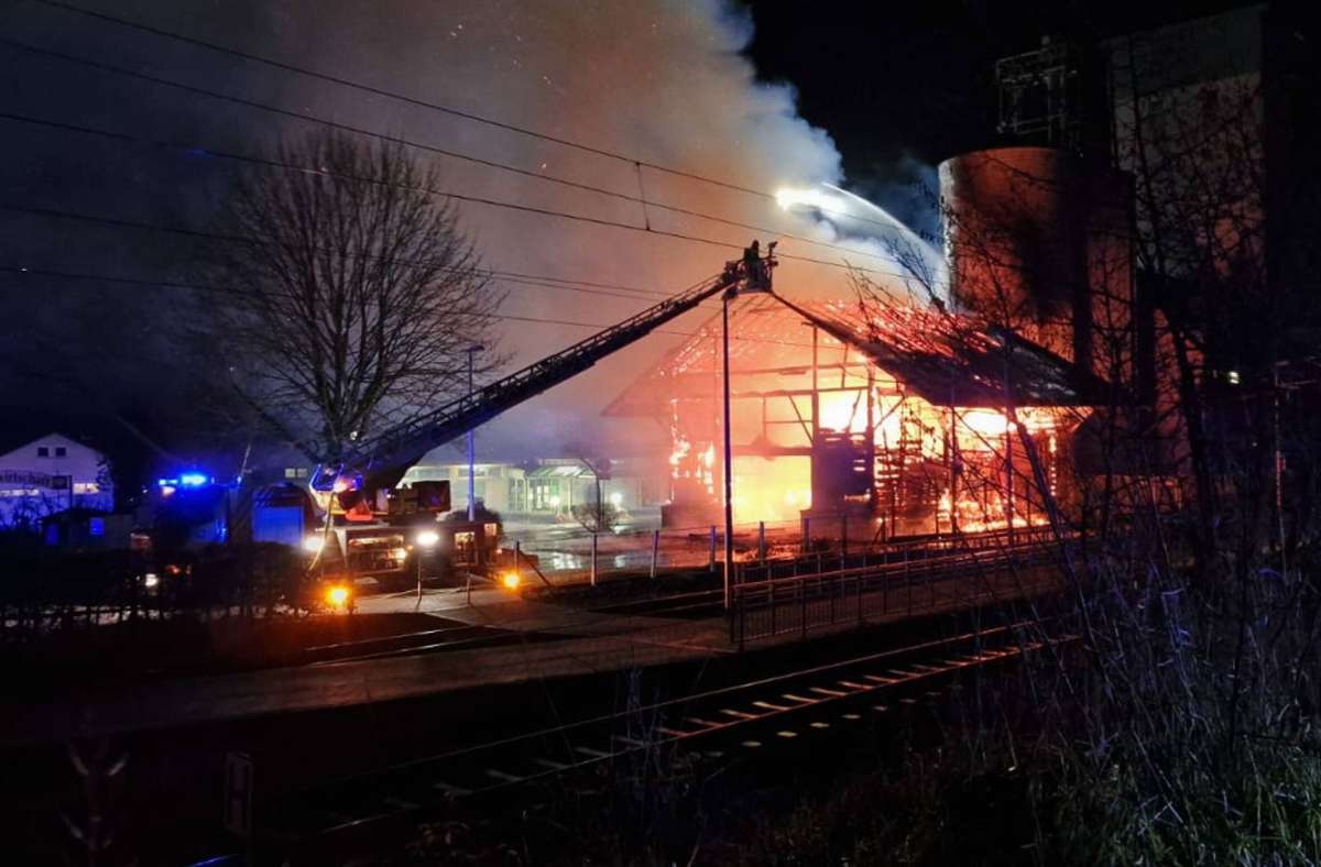 Das Feuer in Gemmingen war am Freitag am Bahnhof ausgebrochen. Foto: 7aktuell.de/ Hessenauer/7aktuell.de | Hessenauer