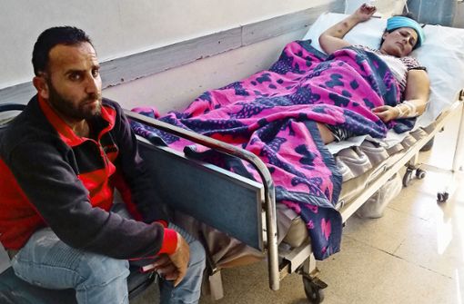 Fadi Sabri Habsoori sitzt am Krankenbett seiner Frau Juliette, die wohl nie mehr gehen können wird. Foto: Cedric Rehman