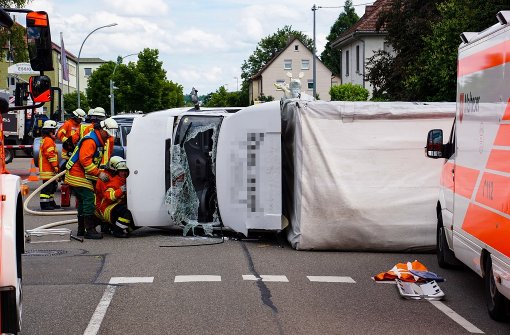 Die Feuerwehr musste nach dem Unfall am Mittwoch drei Menschen aus einem umgekippten Kleinlastwagen befreien. Foto: SDMG