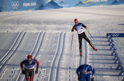 Janosch Brugger kommt mit einem Ski ins Ziel. Foto: imago images/Bildbyran/JOEL MARKLUND