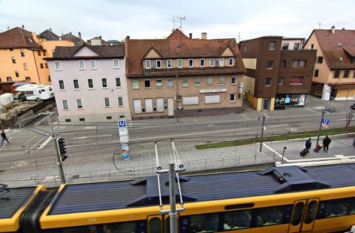 Das  Schuhgeschäft (rechts) an der Ludwigsburger Straße  105 steht schon seit Jahren leer. Auch das Gasthaus Löwen ist geschlossen.  Mit dem Neubau soll  Ende 2021 begonnen werden. Zuvor soll ein zweites Ärztehaus    auf den Nachbargrundstücken errichtet werden. Foto: Lederer