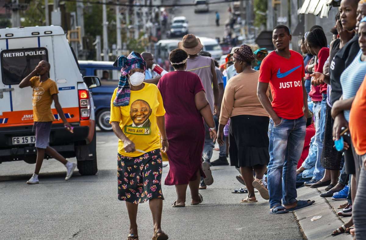 Eine Straßenszene im Township Alexandra in Johannesburg. In Südafrika sind die  Corona-Infektionszahlen deutlich höher als in anderen afrikanischen Ländern. Foto: dpa/Jerome Delay