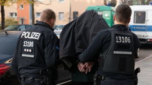 Die Polizei in Berlin führt einen Verdächtigen ab. Foto: dpa