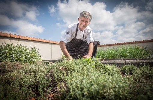 Selbst ist der Mann: Franz Feckl auf dem Dachgarten seines Landhauses – hier wachsen die verschiedensten Küchenkräuter Foto: Lichtgut/Achim Zweygarth