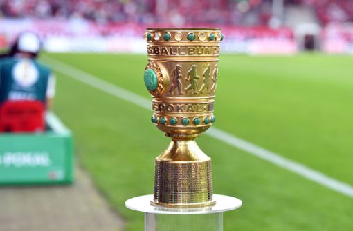 Der Sieger des Finales in Berlin wird am  25. Mai 2024 den DFB-Pokal in die Höhe stemmen dürfen (Archivbild). Foto: Imago/Bernd König