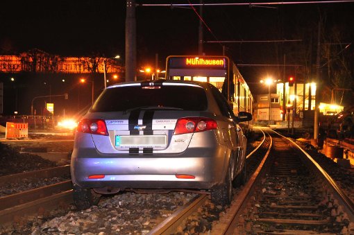 Weil eine 61-jährige Fahrerin am Samstagabend ein Gleisbett mit der Fahrbahn verwechselt hat, war die Straßenbahnlinie der U 14 für eine Stunde in beide Richtungen gesperrt. Foto: Andreas Rosar Fotoagentur-Stuttgart