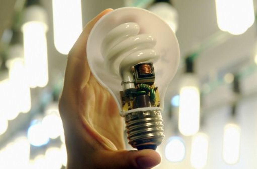Mit ein paar maßnahmen lassen sich rund 300 Euro Stromkosten im Jahr sparen (gerechnet bei 21 Cent je Kilowattstunde). Energiesparlampen bringen jährlich 90 Euro. Ebenso viel ...