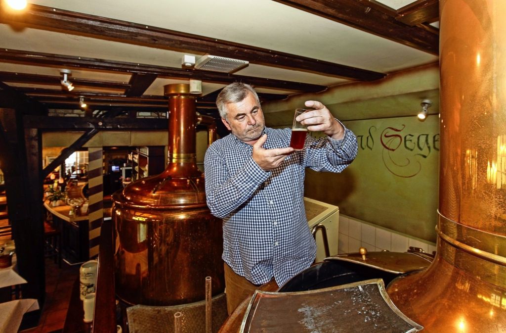 Andreas Walz begutachtet in seiner Sulzbacher Brauerei die Qualität des Biers. Mit seinen regionalen Produkten will er einen Markt auch in Berlin  finden. Foto: factum/Bach