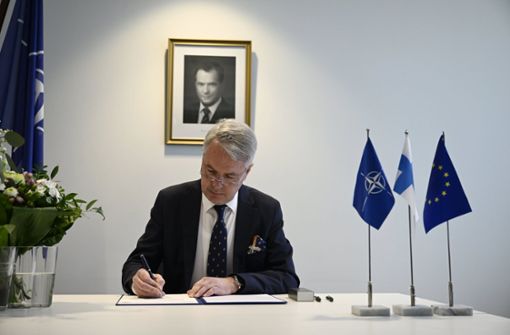 Pekka Haavisto, Außenminister von Finnland, hinterlegt die Beitrittsurkunde bei der Regierung der Vereinigten Staaten. Foto: dpa/Emmi Korhonen