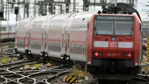 Tragisches Unglück am frühen Montagmorgen. Gegen 5.36 Uhr hat ein Zug an der Haltestelle Stuttgart-Sommerrain eine Person erfasst und tödlich verletzt. Foto: dpa