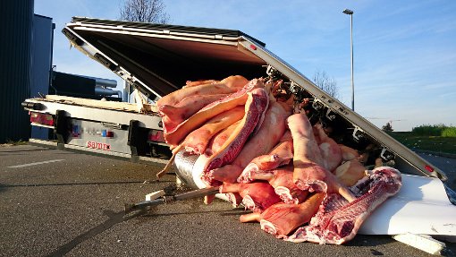 Ein LKW-Anhänger ist in Hemmingen auseinander gebrochen... Foto: Fotoagentur Stuttgart