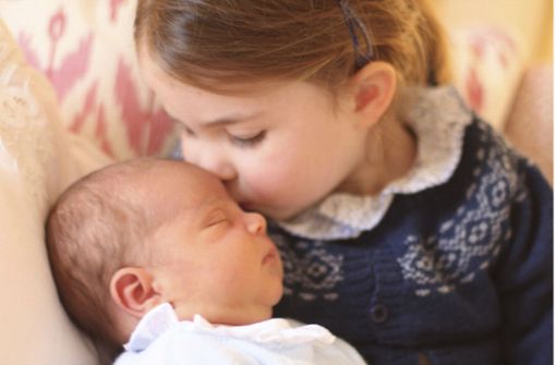 Küsschen für den kleinen Bruder: Prinzessin Charlotte mit dem neugeborenen Prinz Louis. Foto: Duchess of Cambridge/Kensington Palace/AP