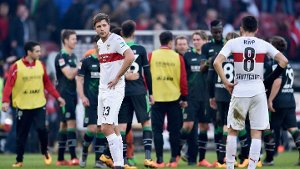 Kravets (vorne links) und Rupp (vorne rechts) vom VfB Stuttgart nach der Niederlage gegen Hannover 96. Foto: Bongarts/Getty Images