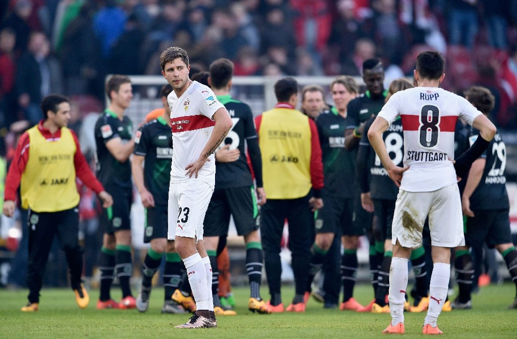 Kravets (vorne links) und Rupp (vorne rechts) vom VfB Stuttgart nach der Niederlage gegen Hannover 96.