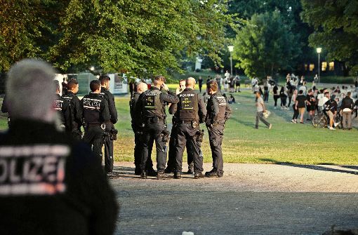 Vor dem Schorndorfer Schloss zeigte die Polizei nach Ausschreitungen während der Schowo 2017 verstärkte Präsenz. 2018 wird im Schlosspark wegen der Gartenschau-Vorbereitungen nicht mehr gefeiert. Foto: dpa