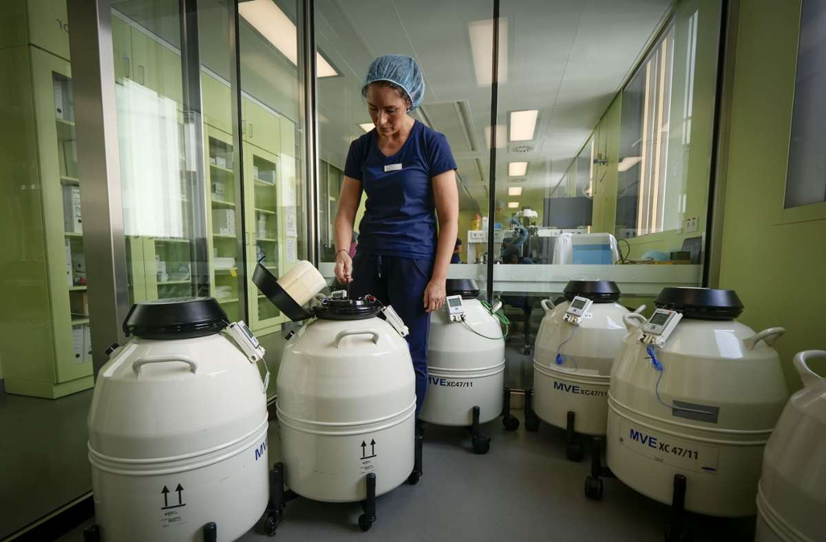 Samenbank-Leiterin Martina Flaig hantiert mit den Kühlbehältern: Hier werden Spermien auf minus 192 Grad gekühlt.