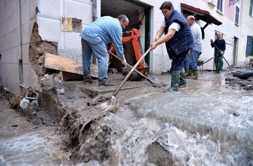 Aufräumarbeiten nach dem heftigen Unwetter in Genua. Foto: dpa