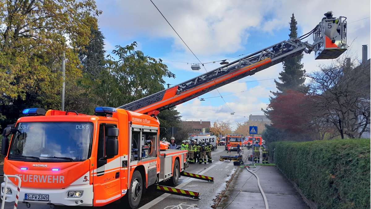 Brand in Stuttgart-Vaihingen: Feuerwehr rettet drei Personen über Drehleiter