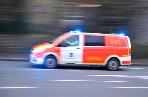 Ein Krankenwagen brachte den Jungen in eine Klinik. (Symbolfoto) Foto: IMAGO/Maximilian Koch/IMAGO/Maximilian Koch