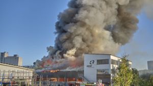 Ermittler versuchen, Brand-Chaos im Industriegebiet zu ordnen