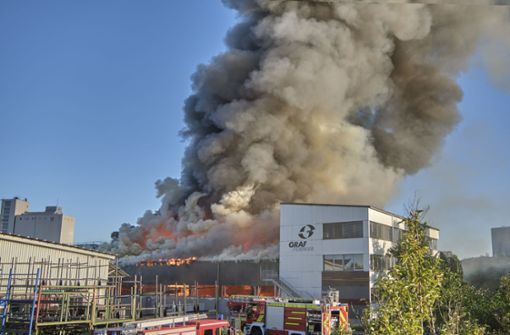 Das Feuer bei Graf Furnier löst eine riesige Rauchwolke aus. Foto: Juergen Lueck