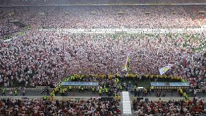Tausende VfB-Fans stürmen nach dem geglückten Aufstieg den Rasen der Mercedes-Benz-Arena. Foto: Pressefoto Baumann