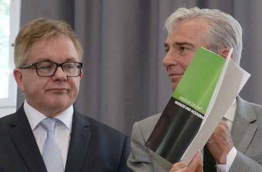Das hat sich Thomas Strobl (rechts, hier mit Guido Wolf) wohl anders vorgestellt: Die CDU-Fraktion ist mit ihm und dem grün-schwarzen Koalitionsvertrag unzufrieden. Foto: dpa
