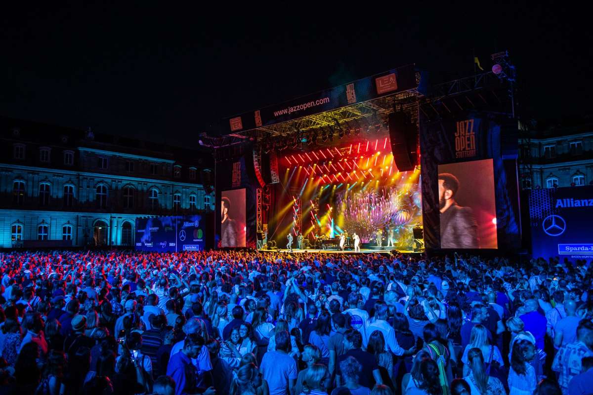 7000 Fans jubeln am Freitagabend John Legend auf dem Schlossplatz zu. Foto: Reiner Pfisterer