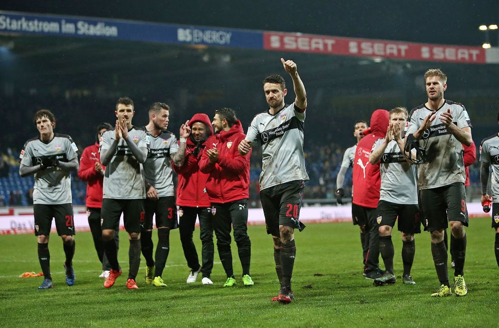 Die Mannschaft des VfB Stuttgart feiert nach dem Spiel gegen Braunschweig.