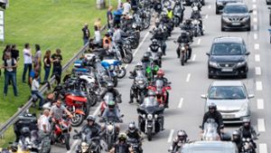 Tausende Motorradfahrer haben am Samstag in Baden-Württemberg und Bayern gegen das geplante Fahrverbot an Sonn- und Feiertagen demonstriert. Foto: dpa/Matthias Balk